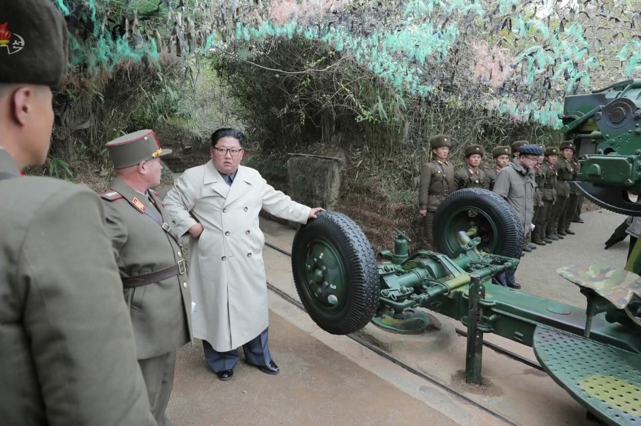 김정은 북한 국무위원장이 서부전선에 위치한 창린도 방어부대를 시찰했다고 조선중앙TV가 25일 보도했다. 사진은 조선중앙TV 화면 캡처로, 김 위원장이 해안포로 추정되는 장비를 살펴보고 있다.[연합]