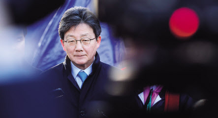 유승민 바른미래당 의원이 지난 26일 황교안 자유한국당 대표 단식농성장을 방문한뒤 나오며 기자들의 질문을 받고 있다. 이상섭 기자/babtong@heraldcrop.com