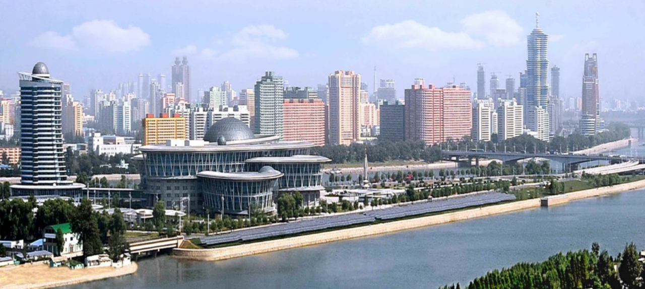 국제기구인 국제 민주주의·선거지원기구(IDEA)는 최근 전세계 민주주의 상황을 분석한 보고서에서 아시아·태평양지역에서 한국과 대만을 1975년 이후 민주주의가 가장 발전한 나라로 분류한 반면 북한은 최악의 수준이라고 평가했다. 평양 시내 모습. [헤럴드DB]
