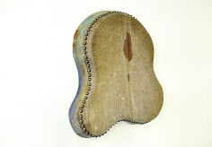 요한한, Long Gibbous(stranger), 2019, wood, quuache, cow leather, metal, 65&times;50&times;17cm [갤러리조선 제공]