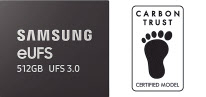 영국 카본 트러스트로부터 친환경 인증을 획득한 ‘512GB eUFS 3.0’ 제품(왼쪽)과 카본 트러스트 로고. [삼성전자 제공]