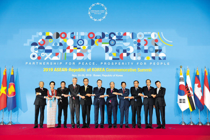 문재인 대통령이 26일 오전 부산 벡스코에서 열린 2019 한-아세안 특별정상회의에서 참석자들과 기념촬영을 하고 있다. 왼쪽부터 마하티르 모하마드 말레이시아 총리, 아웅산 수치 미얀마 국가고문, 로드리고 두테르테 필리핀 대통령, 리셴룽 싱가포르 총리, 쁘라윳 짠-오차 태국 총리, 문 대통령, 응우옌 쑤언 푹 베트남 총리, 하사날 볼키아 브루나이 국왕, 프락 속혼 캄보디아 부총리 겸 외교부 장관, 조코 위도도 인도네시아 대통령, 통룬 시술릿 라오스 총리. [2019 한-아세안 특별정상회의 제공]