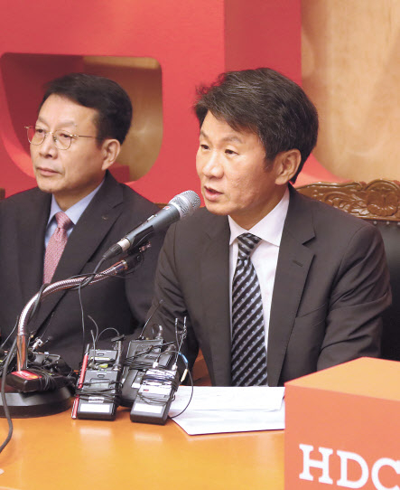 미래전략회의에 참석한 정몽규 HDC그룹 회장(사진 오른쪽)과 김대철 HDC현대산업개발 사장(왼쪽)의 모습. [HDC현대산업개발 제공]