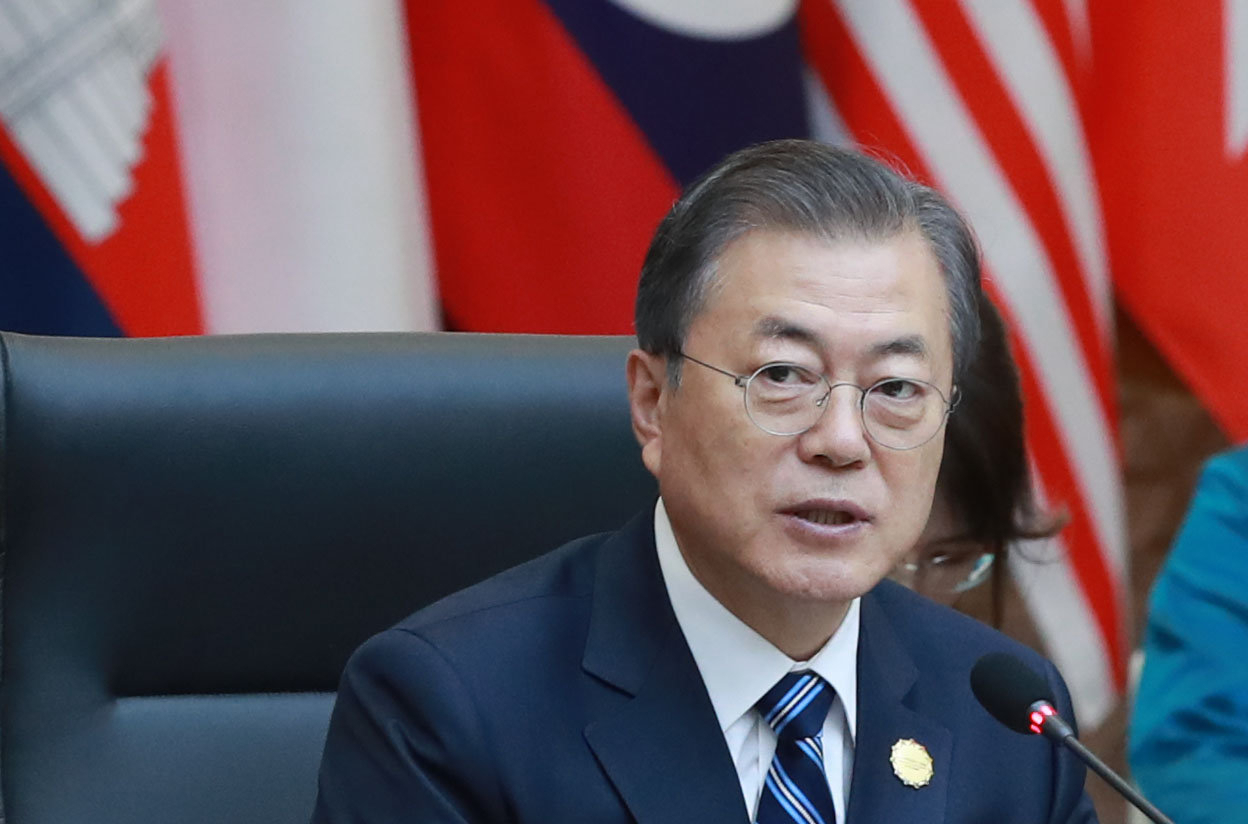 문재인 대통령이 26일 부산 벡스코 컨벤션홀에서 열린 2019 한-아세안 특별 정상회의 제1세션에 참석해 발언하고 있다. 연합뉴스