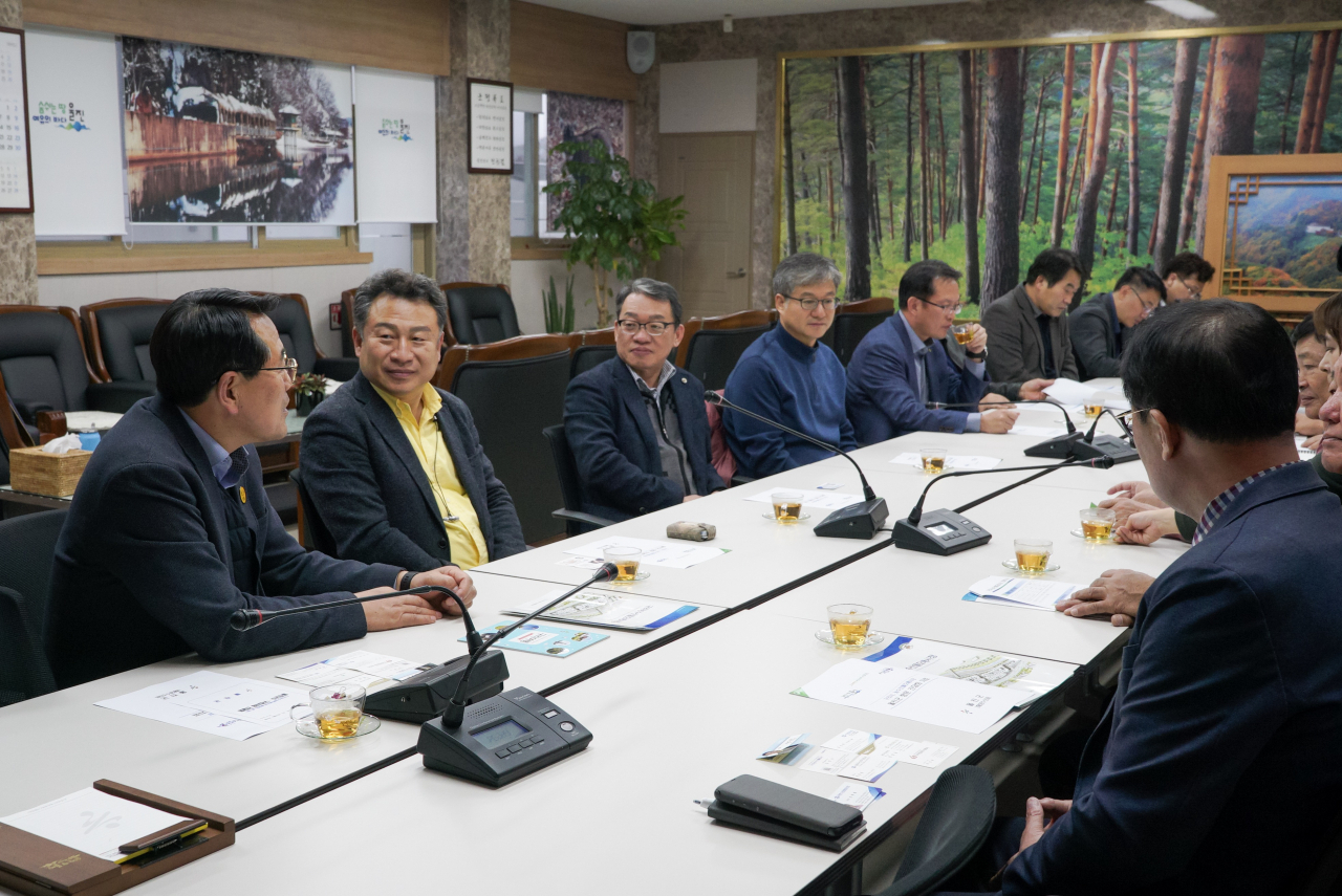 안승남 구리시장 등이 울진군을 찾아 신선한 수산물의 안정적 수급방안 등을 논의했다. [구리시]