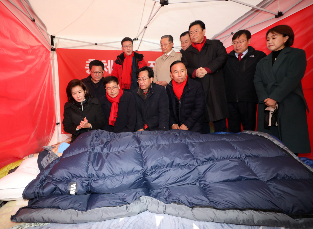 7일째 단식투쟁을 이어가고 있는 황교안 자유한국당 대표의 청와대 앞 농성장을 찾은 나경원 원내대표가 26일 황 대표와 이야기를 나누고 있다. [연합]