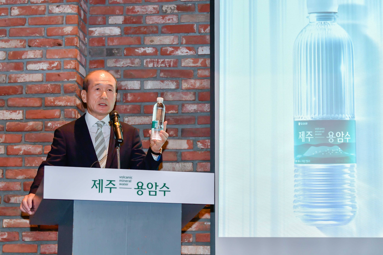 허인철 오리온 부회장이 11월 26일 마켓오 도곡점에서 열린 '오리온 제주용암수' 출시 기자 간담회에서 제품을 선보이고 있다. [제공=오리온]
