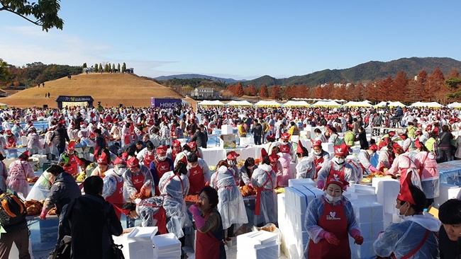 26일 순천만 국가정원에서 김장나눔 대축제가 열리고 있다. [사진=순천시]