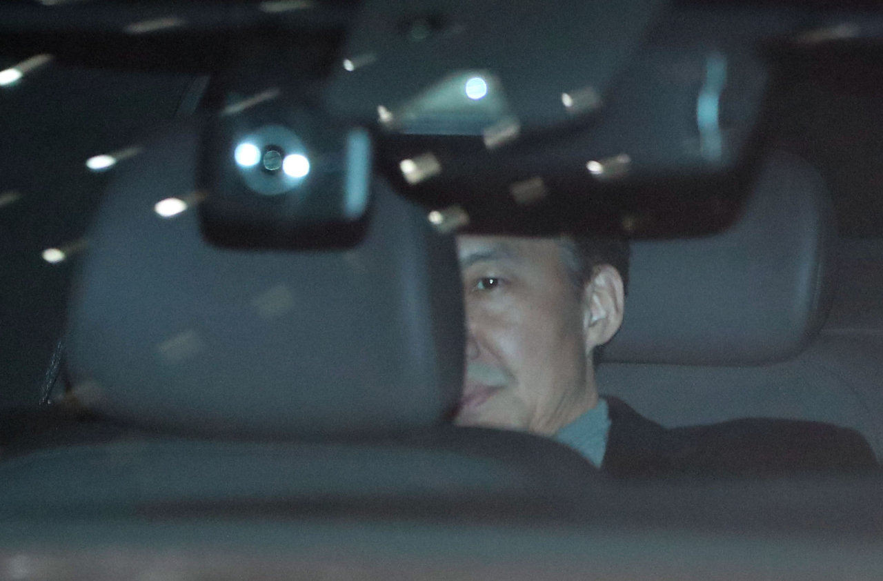 Cho leaves prosecutors' office after second questioning on Nov. 21. (Yonhap)