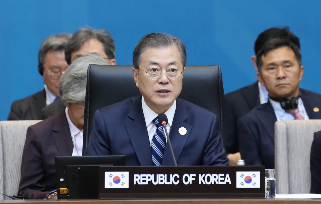문재인 대통령이 26일 부산 벡스코 컨벤션홀에서 열린 2019 한-아세안 특별 정상회의에 참석해 발언하고 있다. [연합]