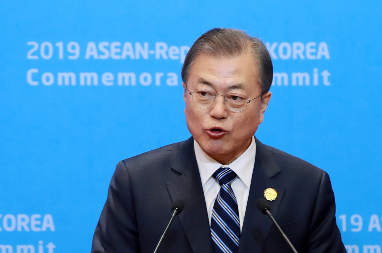 문재인 대통령이 26일 오후 부산 벡스코 콘벤션홀에서 열린 2019 한·아세안 특별 정상회의 공동언론발표에서 발언하고 있다. 문 대통령과 아세안 정상들은 이번 특별정상회의 결과 문서로 '평화, 번영과 동반자 관계를 위한 한·아세안 공동비전 성명' 및 '한·아세안 특별정상회의 공동의장 성명'을 채택했다. [연합]