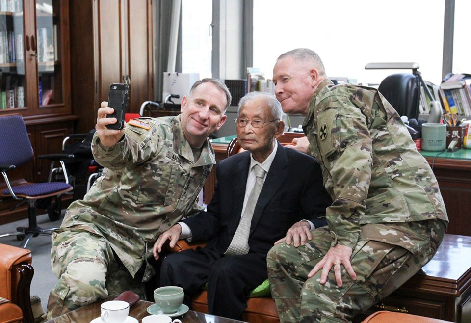 로버트 에이브럼스 주한미군사령관(왼쪽)이 한국 나이로 100세 생일을 맞이한 백선엽(99) 장군(예비역 대장) 생일 하루 전인 지난 22일 서울 용산구 전쟁기념관 백 장군의 사무실을 방문해 함께 기념촬영 하고 있다. 주한미군은 페이스북에 방문 사진을 올리고 "100번째 생일을 축하한다"며 "백 장군은 진정한 전사이자 지도자이며 오늘날에도 우리에게 영감을 주고 있다"고 밝혔다. [연합]