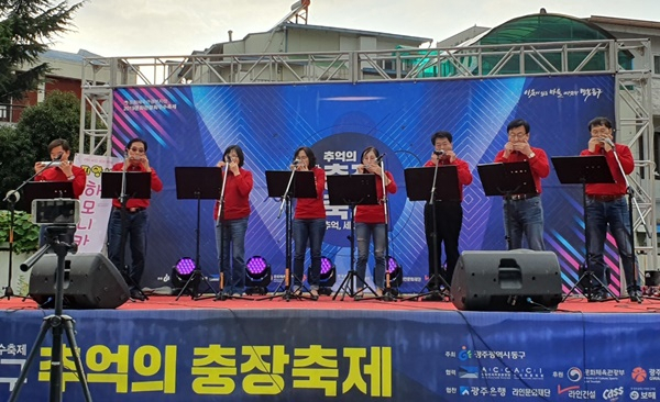 피앙세 하모니카 앙상블 연주단원들이 지난달 ‘2019 추억의 충장축제’에서 공연을 하고 있다.