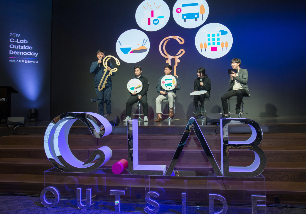 26일 서울 서초구 삼성전자 서울R&D캠퍼스에서 열린 ‘C랩 아웃사이드 데모데이’에서 1년간 삼성전자의 지원을 받은 스타트업들이 그간의 성과와 소감을 발표하고 있다.[삼성전자 제공]