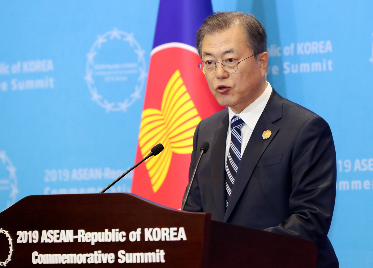 문재인 대통령이 26일 오후 부산 벡스코 콘벤션홀에서 열린 2019 한·아세안 특별 정상회의 공동언론발표에서 발언하고 있다. [연합]