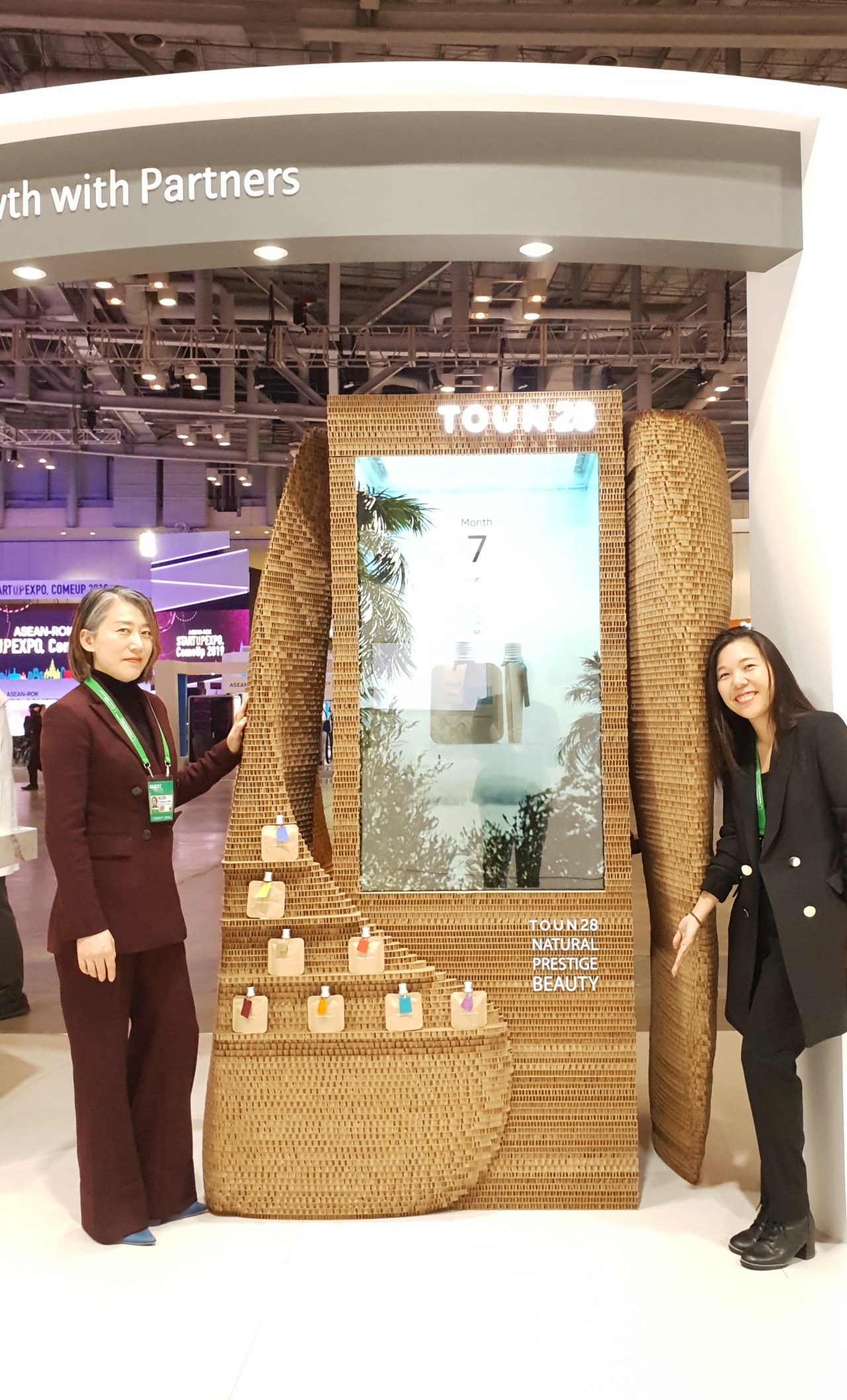 Toun28 co-founder Jung Maria(left) and official Won Ah-ran