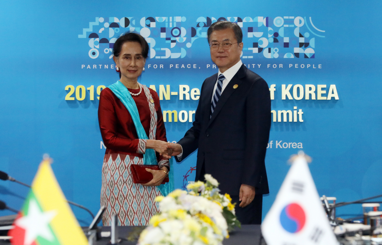 문재인 대통령과 아웅산 수치 미얀마 국가고문이 26일 부산 한 호텔에서 정상회담 전 기념촬영을 하고 있다. 연합뉴스