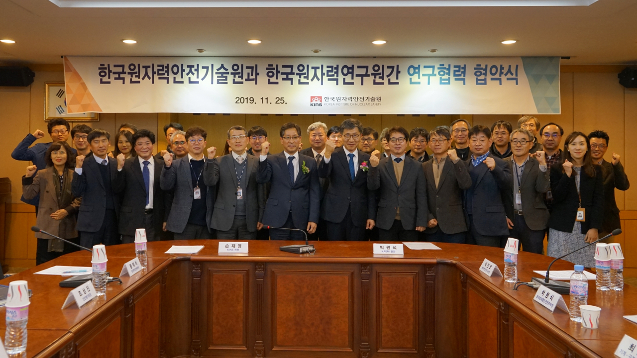 한국원자력안전기술원(KINS)과 한국원자력연구원이 원자력 안전연구 분야 협력을 위한 ‘연구협력협약’을 체결 후 기념촬영을 하고 있다.[KINS 제공]