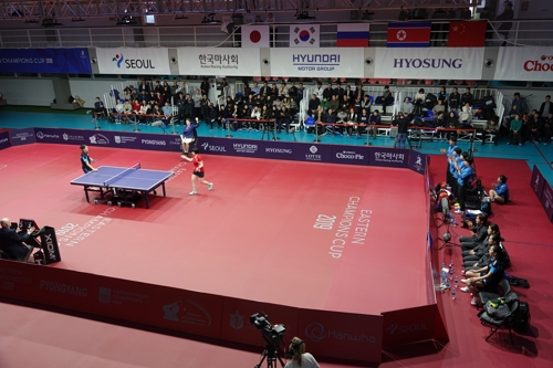 26일 오후 러시아 연해주 블라디보스토크 열린 2019 국제친선탁구대회에서 남북 여자 선수들이 경기하고 있다[연합]