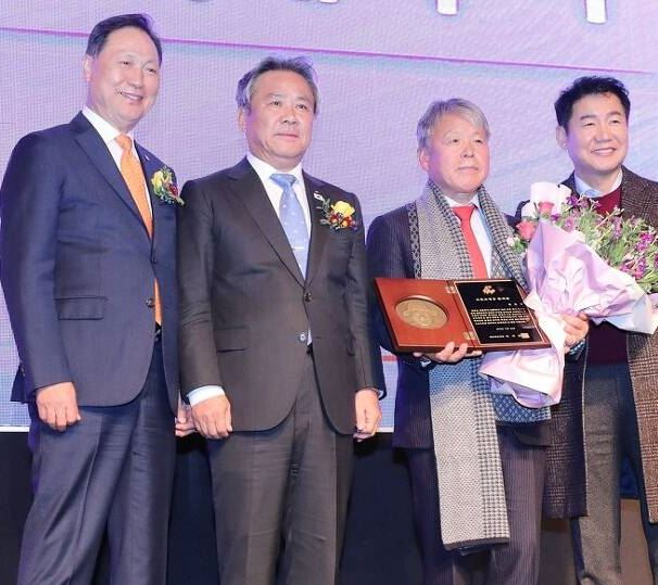 26일 오후 서울 송파구 올림픽파크텔에서 열린 '2019 대한민국 스포츠영웅 헌액식'에서 강태선 블랙야크 회장(왼쪽부터), 이기흥 대한체육회장, 헌액의 주인공 산악인 엄홍길, 배우 박상원이 기념촬영을 하고 있다. [연합]