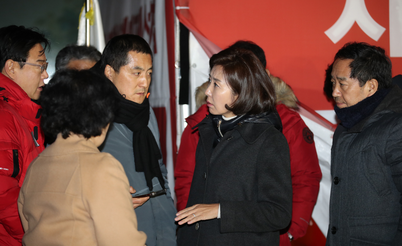 나경원 자유한국당 원내대표가 26일 서울 청와대 앞 황교안 대표의 단식농성 텐트를 방문한 뒤 밖으로 나서며 의원 등과 대화를 나누고 있다. [연합]