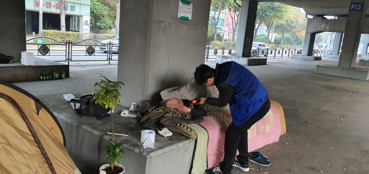 성남시, 지난 6일 위기대응반은 성남 모란고가교 아래에서 노숙인과 상담을 실시했다. [성남시 제공]