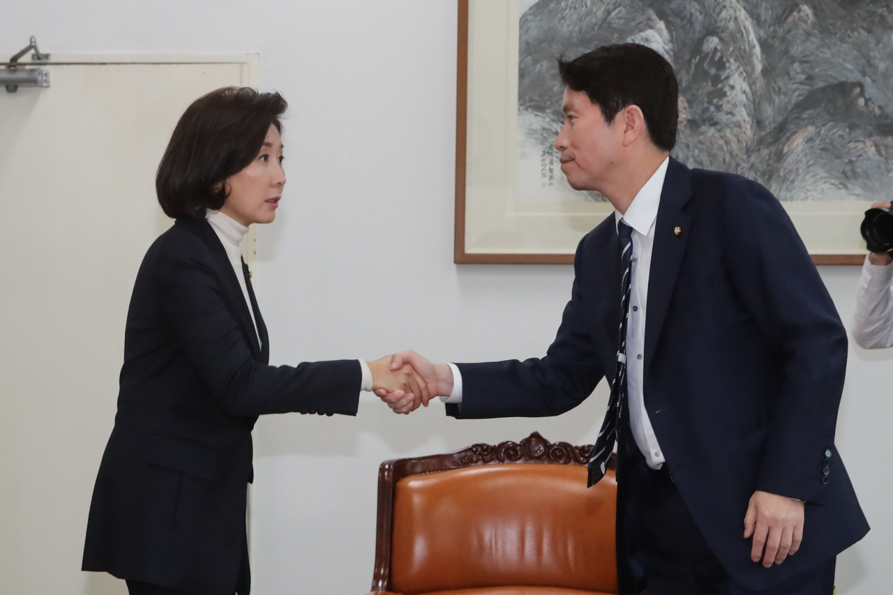 더불어민주당 이인영 원내대표(오른쪽)와 자유한국당 나경원 원내대표가 26일 오후 서울 여의도 국회 운영위원장실에서 열린 여·야 3당 교섭단체 원내대표 회동에서 악수하고 있다. 연합뉴스