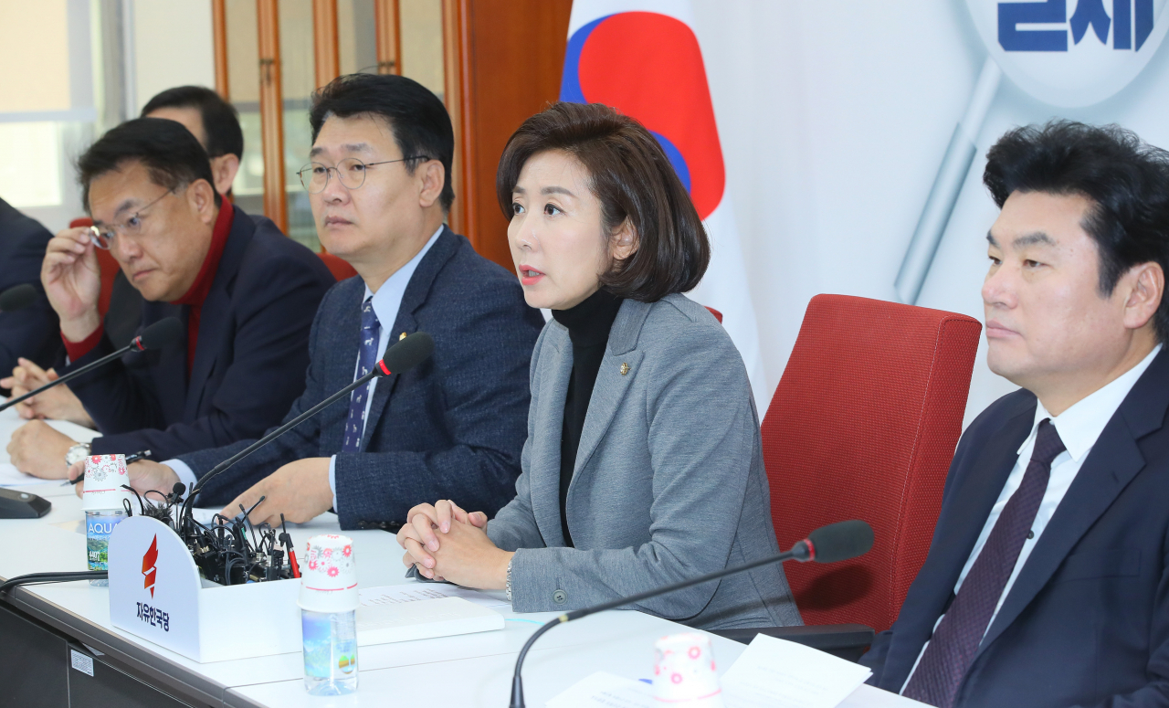 자유한국당 나경원 원내대표가 27일 국회에서 열린 원내대표-중진의원 회의에서 발언하고 있다. 연합뉴스