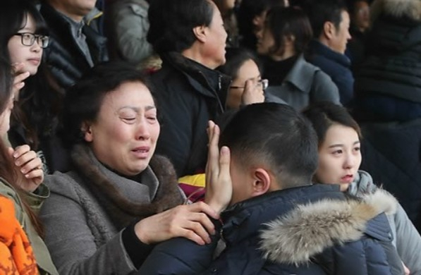 한 입영 예정자가 훈련소에 입소하며 가족들과 인사하고 있다.[연합]