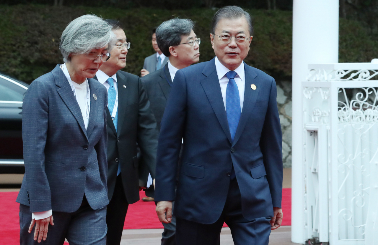 문재인 대통령이 27일 오전 제1차 한·메콩 정상회의가 열리는 부산 누리마루에 도착하고 있다. 왼쪽부터 강경화 외교부 장관, 정의용 청와대 국가안보실장, 김현종 2차장, 문 대통령. [연합]