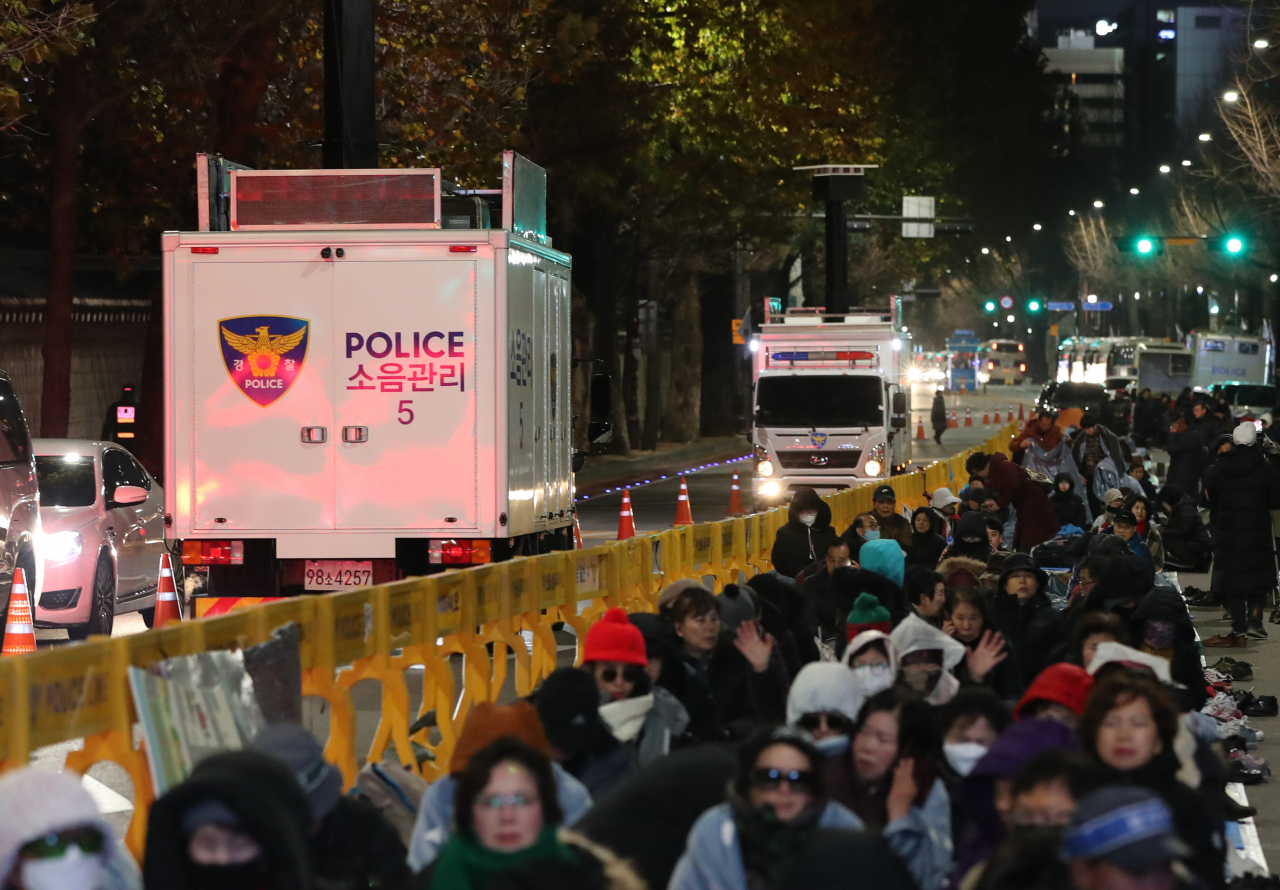 25일 밤 문재인하야범국민투쟁본부의 집회가 예정된 청와대 앞 효자로에 경찰이 배치한 소음측정 차량들이 세워져 있다. 경찰은 최근 청와대 앞 집회로 인한 소음 문제로 인근 시각장애인 특수학교 학부모들이 집회 금지 탄원서를 낸 것과 관련해 집회 주최 측에 야간 집회를 제한한다고 통보했다. [연합]