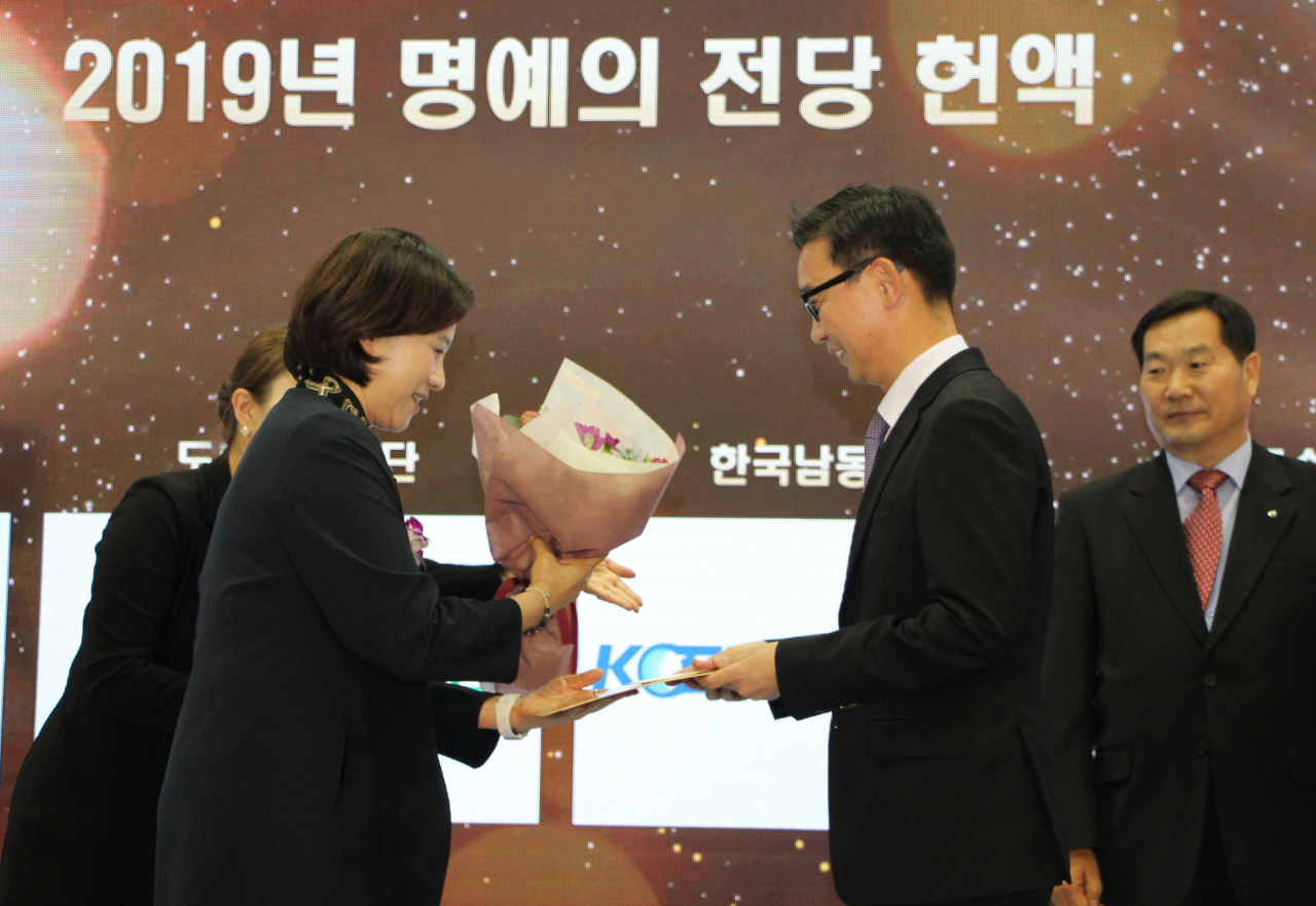 유은혜 교육부총리가 종근당측에 교육기부 명예의 전당 헌액을 축하하고 있다.