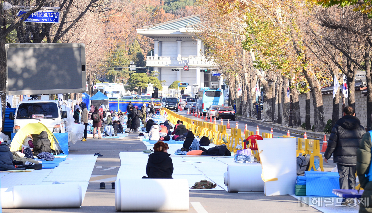 [헤럴드경제=이상섭 기자] 27일 오전 서울 종로구 청와대 사랑채 인근 효자로에 전광훈 한국기독교총연합회 대표가 주도하고 있는 문재인하야 범국민투쟁본부(범투본) 시위대 200여명이 텐트를 치고 노숙 농성을 이어가고 있다. babtong@heraldcorp.com