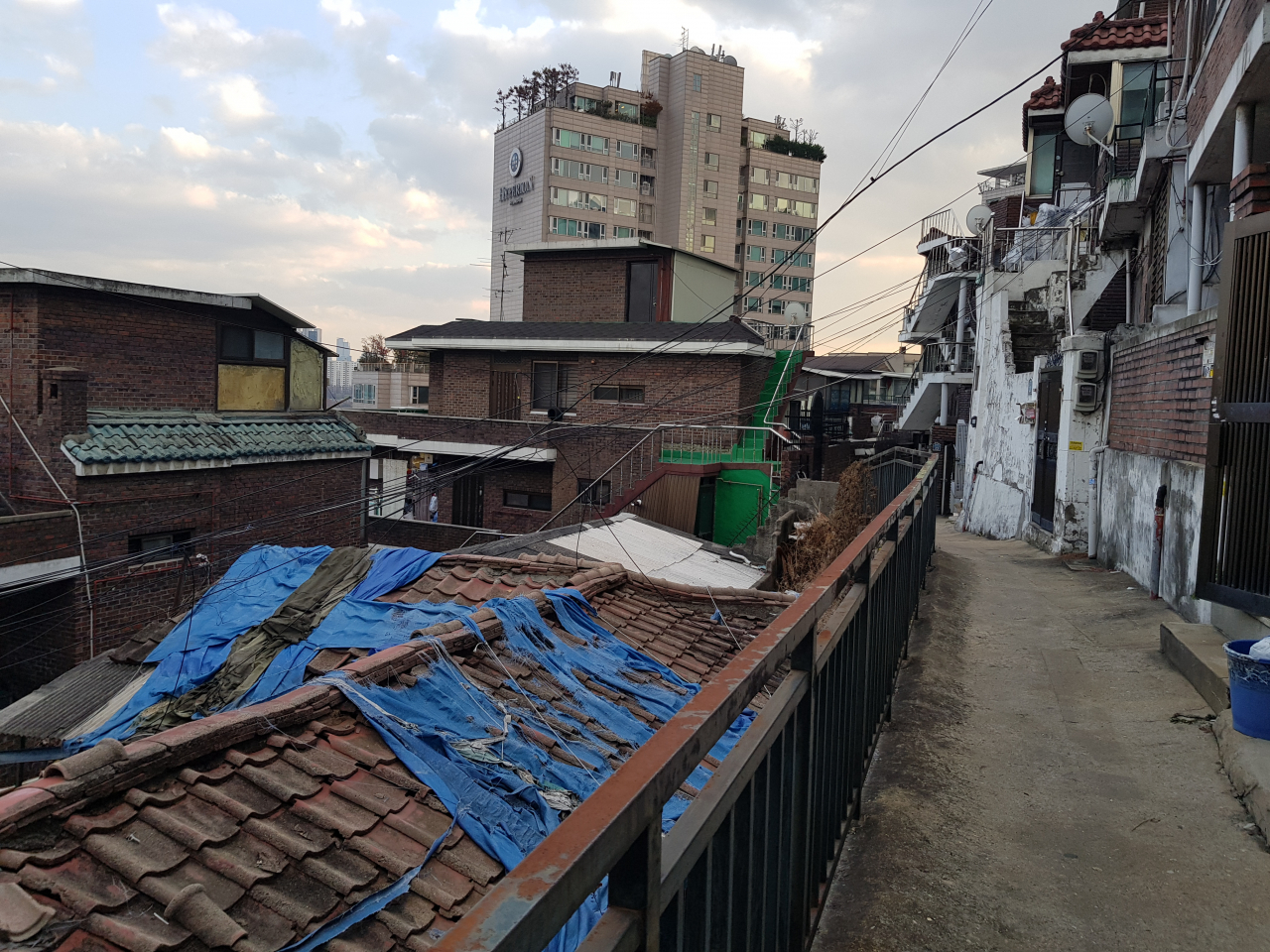 한남3구역 조합 사무실에서 한남 하이페리온 으로 가는 골목. 좌측으로는 제2롯데월드가 보일만큼 한강변이 한 눈에 보인다. [성연진 기자]