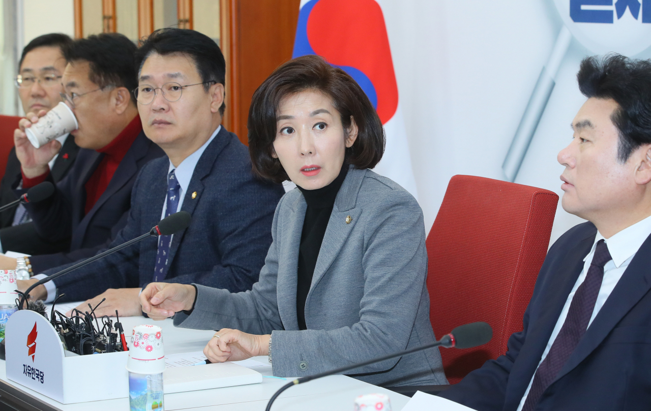 나경원 자유한국당 원내대표가 27일 국회에서 열린 원내대표-중진의원 회의에서 발언하고 있다. [연합]
