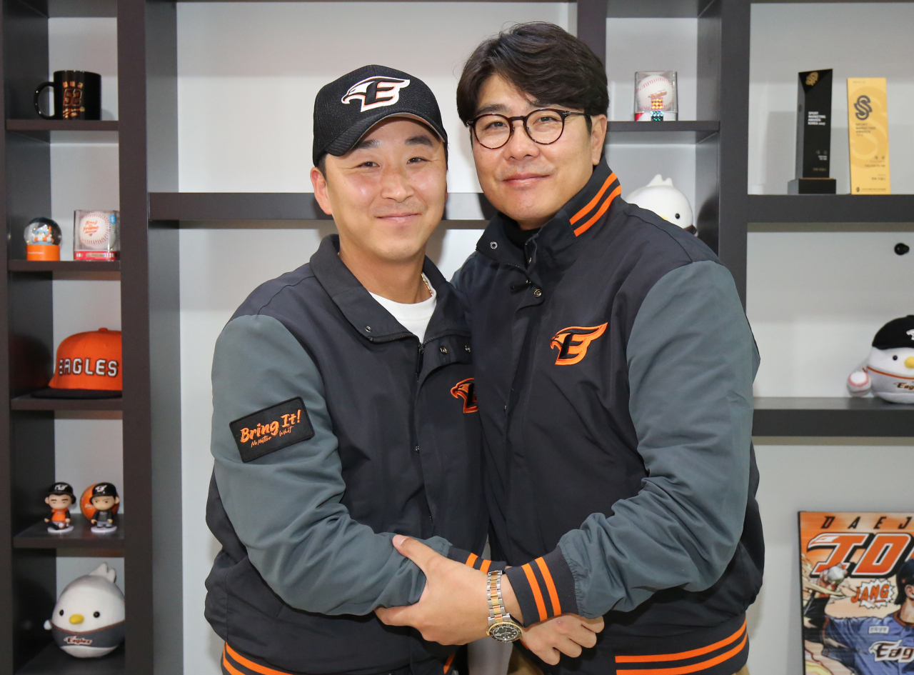 정우람(왼쪽)이 27일 한화 이글스와 4년 총액 39억원에 FA(자유계약선수) 계약을 한 뒤, 정민철 한화 단장과 기념촬영을 하고 있다. [한화 이글스 제공]