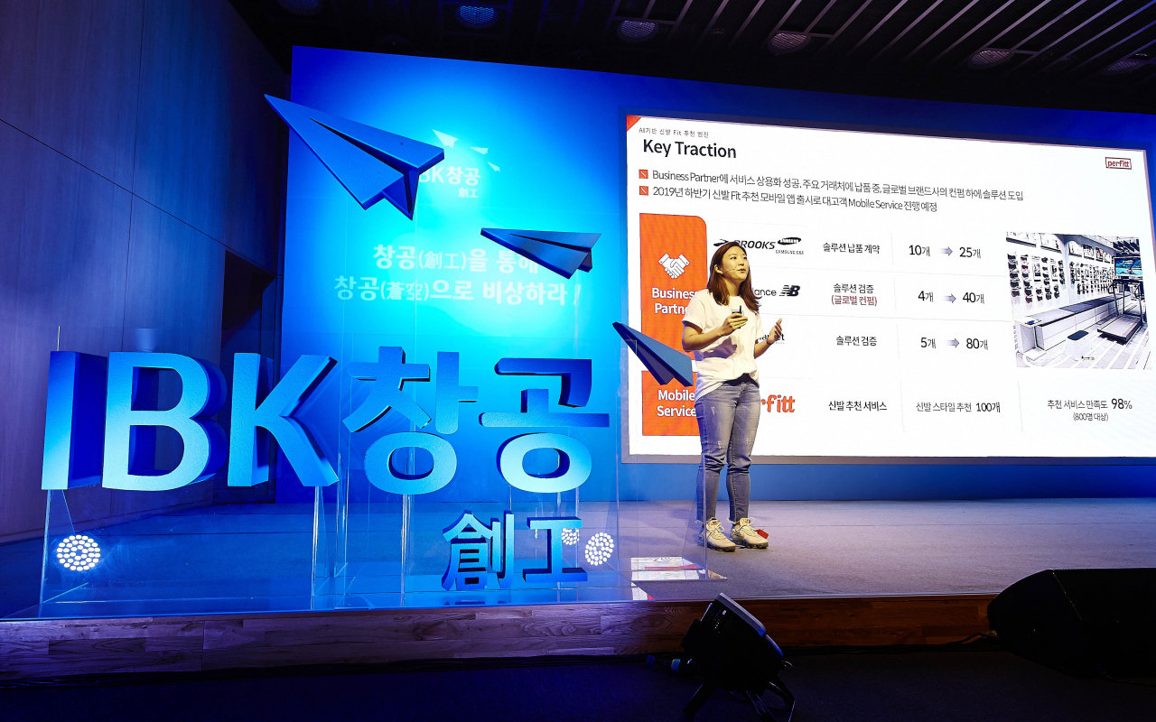지난 9월 을지로 IBK파이낸스타워에서 열린 ‘2019 IBK창공 구로 2기 데모데이’에서 ‘IBK창공 구로 2기’ 기업 대표가 투자유치를 위한 기업설명을 하고 있다.