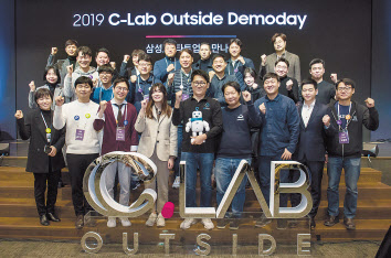 26일 서울 서초구 삼성전자 서울R&D캠퍼스에서 열린 C랩 아웃사이드 데모데이’에서 1년간 삼성전자의 지원을 받은 스타트업들이 기념 촬영을 하고 있다. [삼성전자 제공]