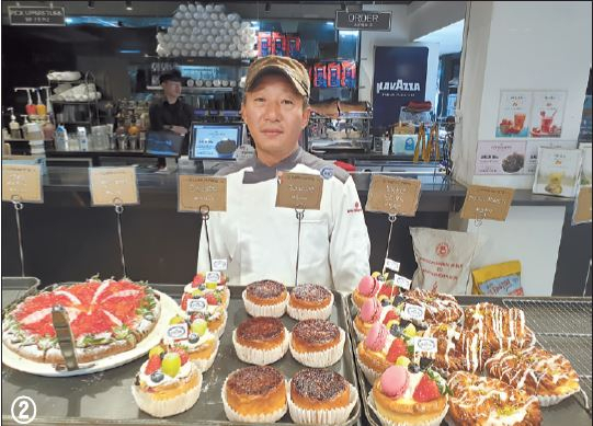 카페 오로라의 정현채 파티셰리는 33년 경력으로 60여가지 빵을 내놓고 있다.