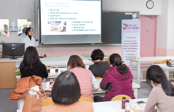 대한약사회 약사공론-삼진제약 건강정보 알리기 캠페인에 참가한 약사들은 우리 청소년들이 아프면 참지말고 진통하라고 충고한다.