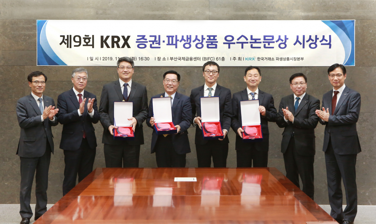사진 왼쪽부터 정석호 한국거래소 상무, 조효제 한국거래소 부이사장, 강상훈 부산대 경영학과 교수, 이장우 부산대 경영학과 교수, 윤선중 동국대 경영학과 부교수, 김홍배 동서대 경영학과 교수, 지천삼 한국거래소 상무, 윤기준 한국거래소 상무. [한국거래소 제공]