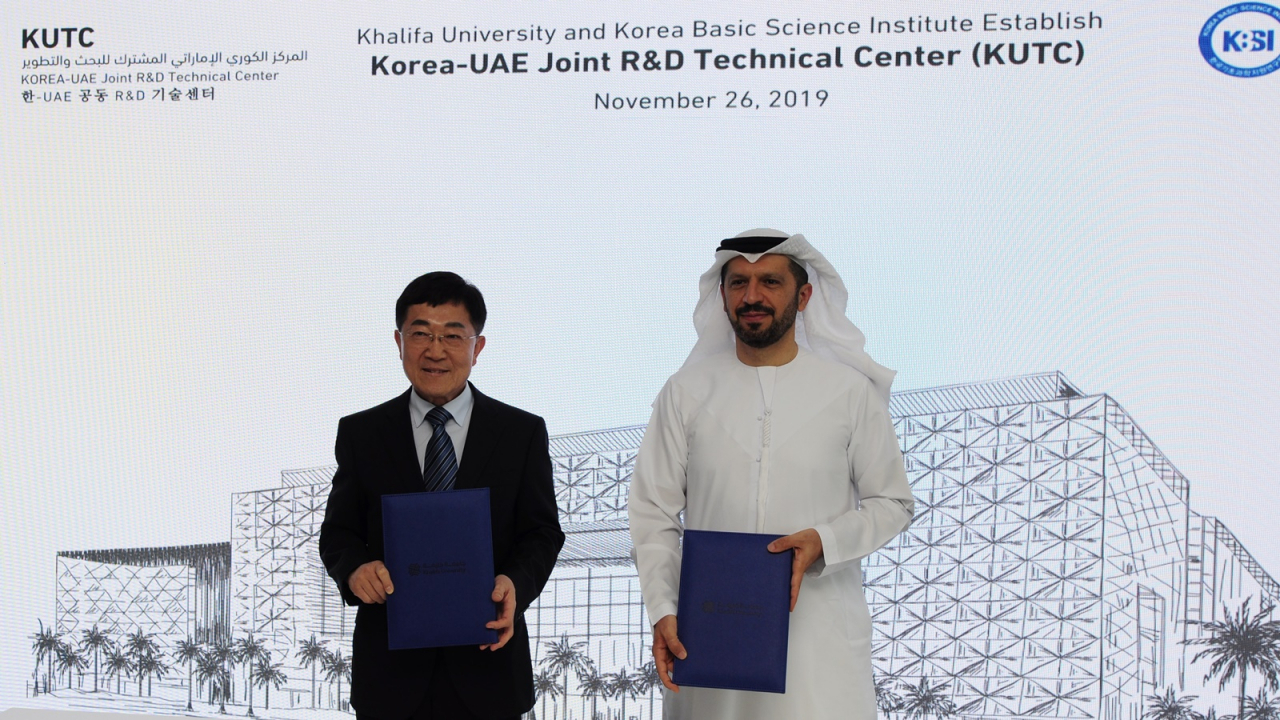 26일(현지 시간) UAE 아부다비 칼리파대학에서 진행된 ‘한-UAE 공동 R&D 기술센터’ 개소식에서 신형식 기초지원연 원장과 알 하마디 칼리파대학 총장 대행이 기념촬영을 하고 있다.[한국기초과학지원연구원 제공]