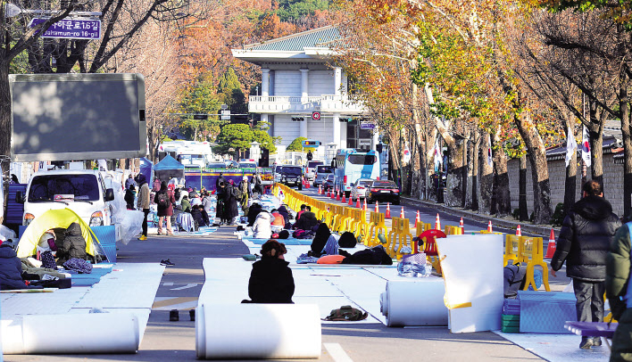 27일 오전 서울 종로구 청와대 사랑채 인근 효자로에 전광훈 한국기독교총연합회 대표가 주도하고 있는 문재인하야범국민투쟁본부 시위대 200여명이 텐트를 치고 노숙 농성을 이어가고 있다. 경찰이 최근 야간집회를 금지한 뒤에도 노숙 시위 풍경은 크게 변하지 않은 모습이다. 이상섭 기자/babtong@heraldcorp.com