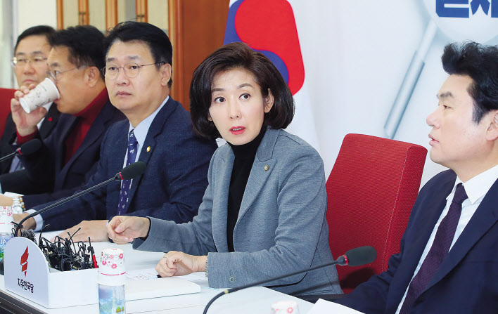 나경원 자유한국당 원내대표가 27일 국회에서 열린 원내대표-중진의원 회의에서 발언하고 있다. [연합]