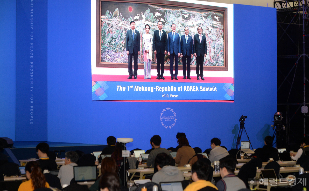 27일 오전 부산 누리마루 APEC 하우스에서 한국과 메콩강 유역 국가들(캄보디아, 라오스, 미얀마, 태국, 베트남) 사이의 협력관계 강화를 위한 제1차 한·메콩 정상회의가 사상 처음으로 열리고 있다. 문재인 대통령을 비롯해 통룬 시술릿 라오스 총리, 아웅산 수치 미얀마 국가고문, 쁘라윳 짠오차 태국 총리, 응우옌 쑤언 푹 베트남 총리 등이 참석해 기념촬영을 하고 있다. 부산=박해묵 기자/mook@heraldcorp.com
