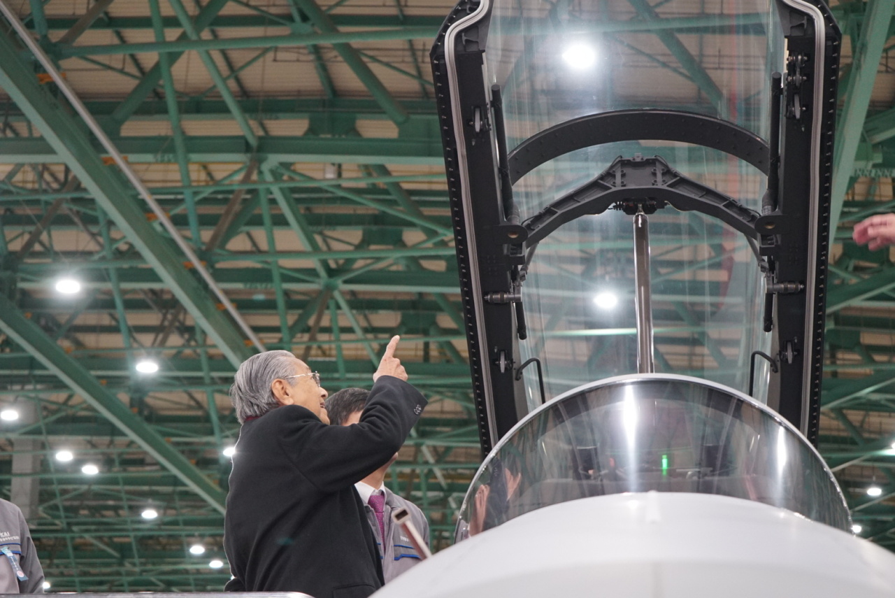 Malaysian Prime Minister Mahathir bin Mohamad observes the FA-50 during his visit to KAI’s headquarters in Sacheon, South Gyeongsang Province, Monday. (KAI)