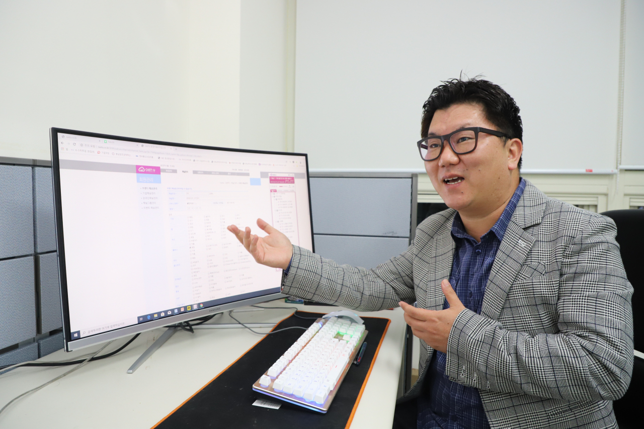충남TP 1인 창조기업 ‘캐스트유’ 진세한 대표가 ‘캐스트유1.0’에 대해 설명을 하고 있다.