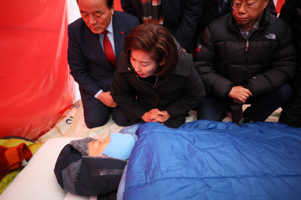 자유한국당 나경원 원내대표 등이 27일 청와대 앞 천막에서 8일째 단식 중인 황교안 대표를 만나고 있다. [연합]