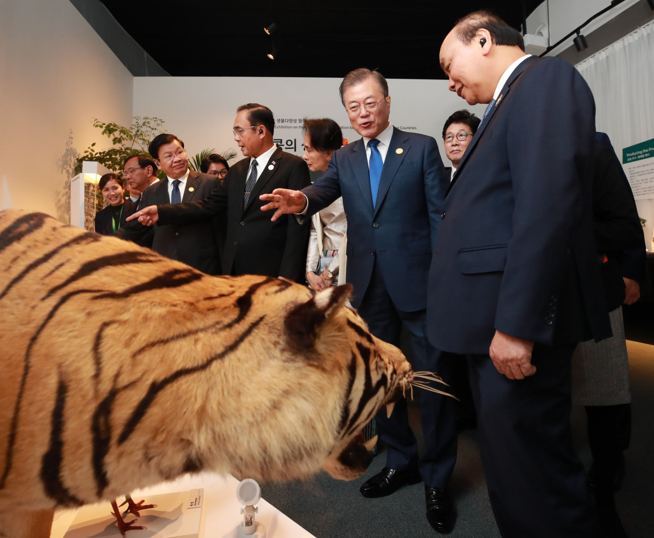 President Moon Jae-in (second from right) with leaders of five countries from the Greater Mekong Subregion -- Cambodia, Laos, Myanmar, Thailand and Vietnam -- at a special exhibition “Life on the Mekong: Connecting People, Creating a New Future,” in Busan on Wednesday. (Yonhap)　