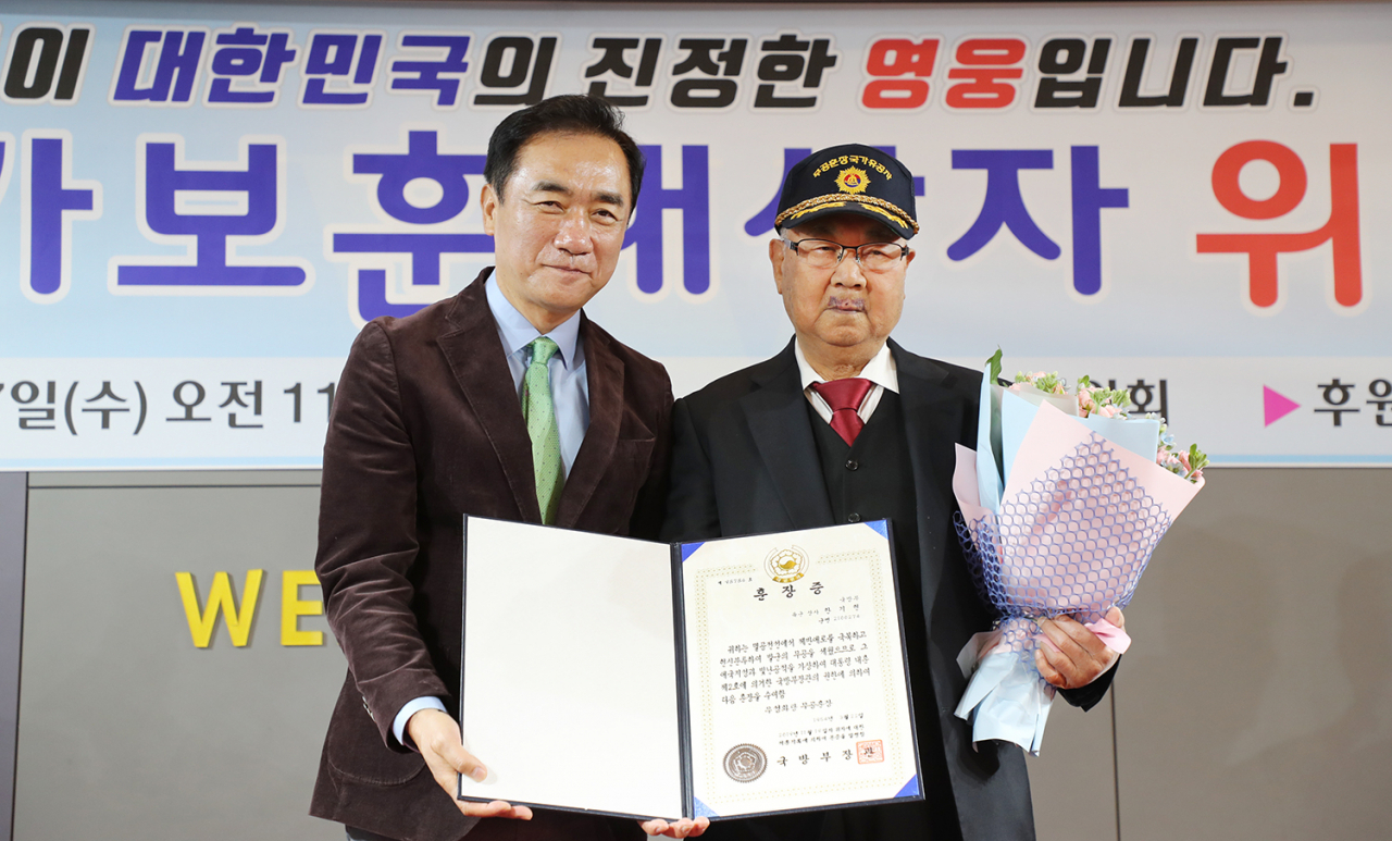 정장선 평택시장은 6.25 참전용사 화랑무공훈장을 전수했다. [평택시 제공]